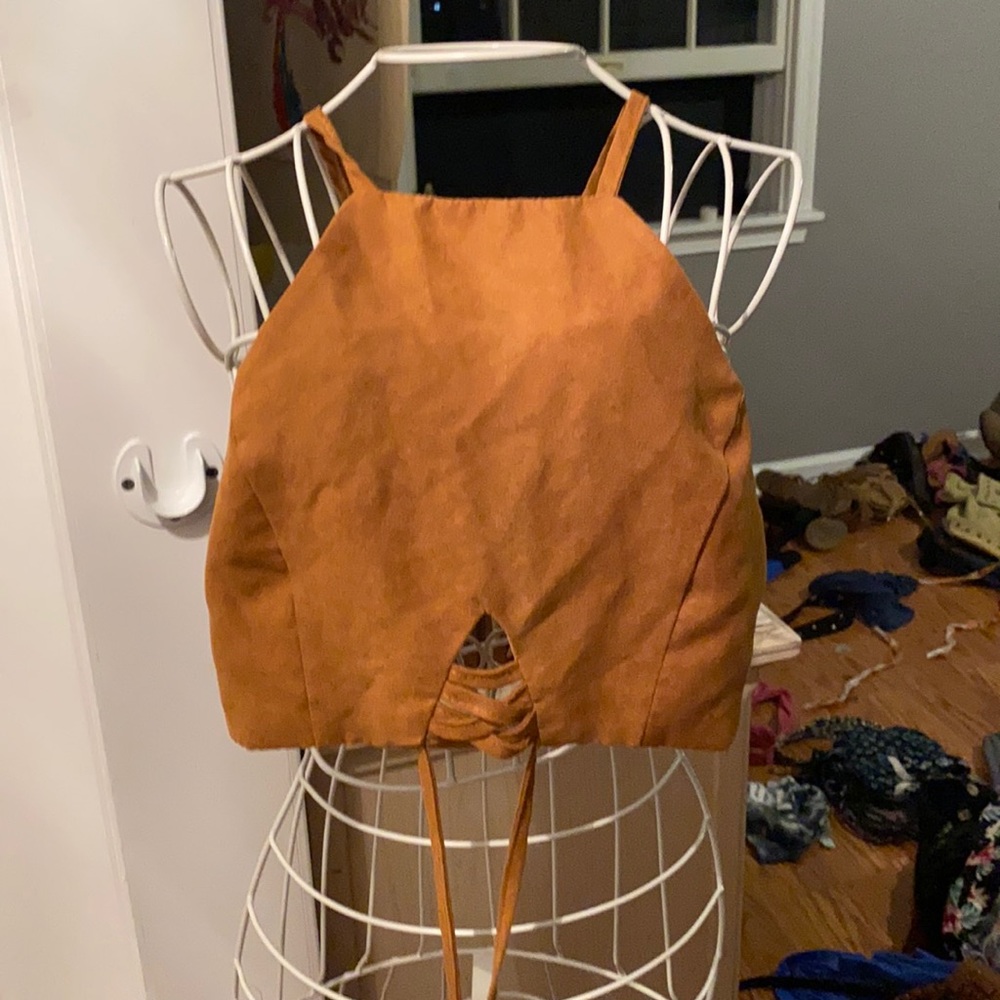 Crop top. High neck.